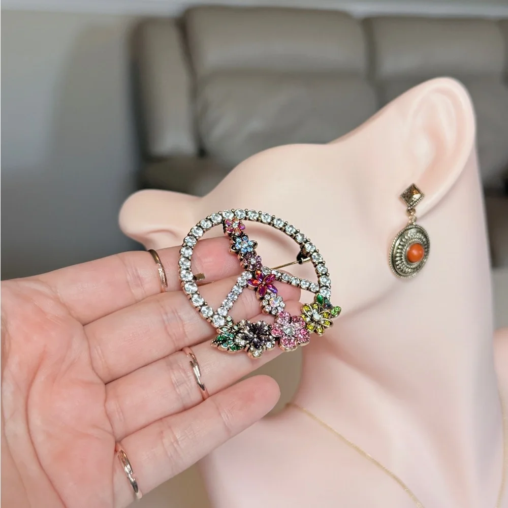 🌷 Colorful Peace Sign Brooch - Picture 6 of 8